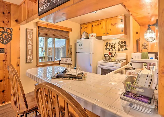 Wrightwood Cabin With Cozy Interior!