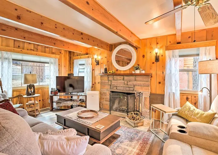 Wrightwood Cabin With Cozy Interior!