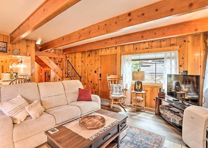 Wrightwood Cabin With Cozy Interior!