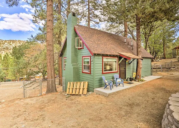 Wrightwood Cabin With Cozy Interior!
